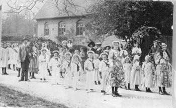 May Day procession through Ickwell in 1911 [Z50/84/15]